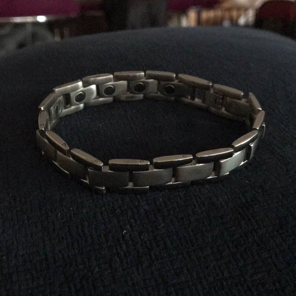 A stainless steel unisex linked bracelet - 8 1/2”